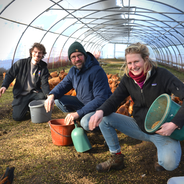 Enkele boeren van De Wassende Maan in een serretunnel