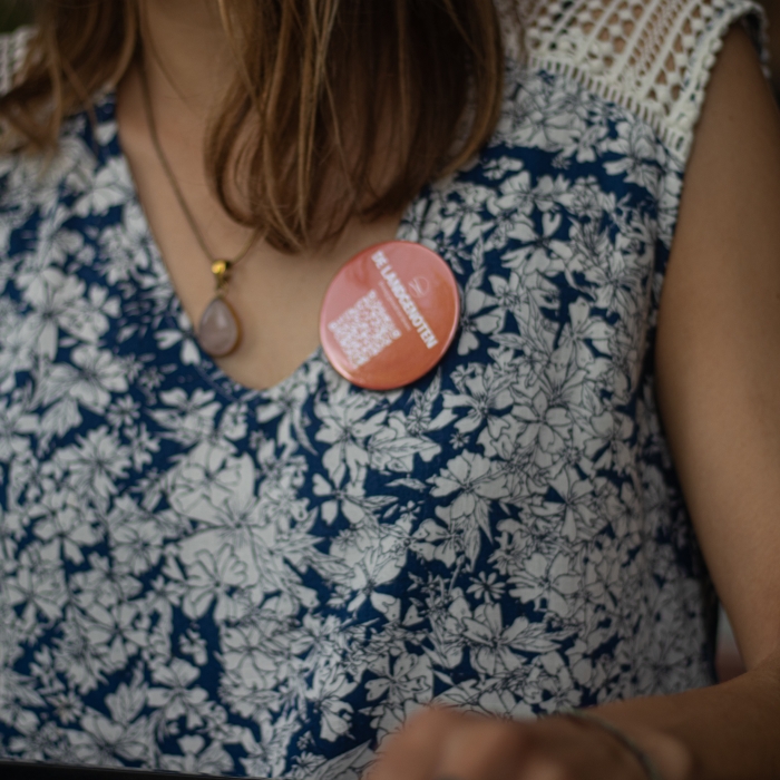 Vrijwilliger met schenkingsbutton